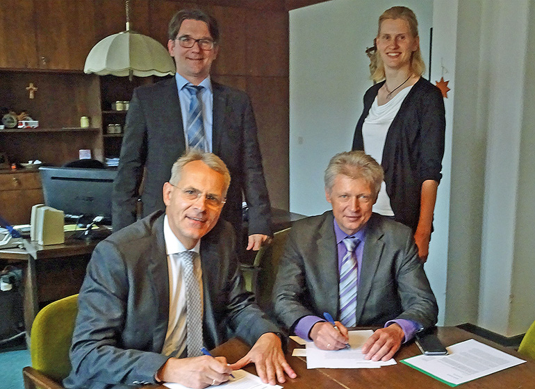 Partner bis 2040: Bürgermeister Lothar Müller (sitzend r.) und Christoph Henzel, Mitglied der Geschäftsführung (sitzend l.), unterzeichnen im Rathaus mit Kommunalbetreuer Markus Windisch und Netzbauleiterin Katja Lindner den Vertrag.