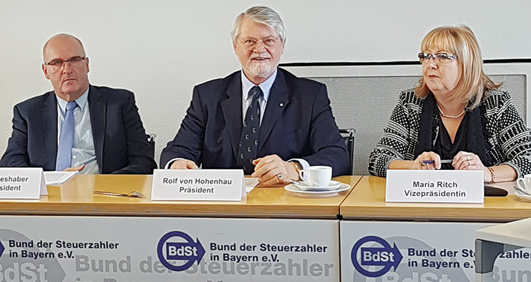 Unser Bild zeigt den Präsidenten des Bundes der Steuerzahler in Bayern e. V., Rolf von Hohenhau (Mitte) gemeinsam mit seinen Vizepräsidenten Maria Ritch und Klaus Grieshaber. r