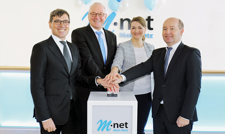 Start frei für die Übertragung von 500 Gbit/s über eine einzelne Wellenlänge: Die M-net Geschäftsführer Nelson Killius und Dr. Hermann Rodler gemeinsam mit der Staatsministerin für Digitales Judith Gerlach und Matthias Hahn von Nokia (v.l.).