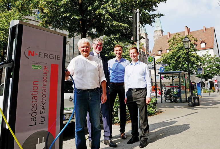 Von links: Dr. Peter Pluschke (Umweltreferent der Stadt Nürnberg), Rainer Kleedörfer (Leiter Unternehmensentwicklung bei der  N-ERGIE), Christian Vogler (Ansprechpartner für Elektromobilität bei der N-ERGIE), Markus Rützel (Ladeverbundkoordinator des Ladeverbund+). Bild:N-Ergie