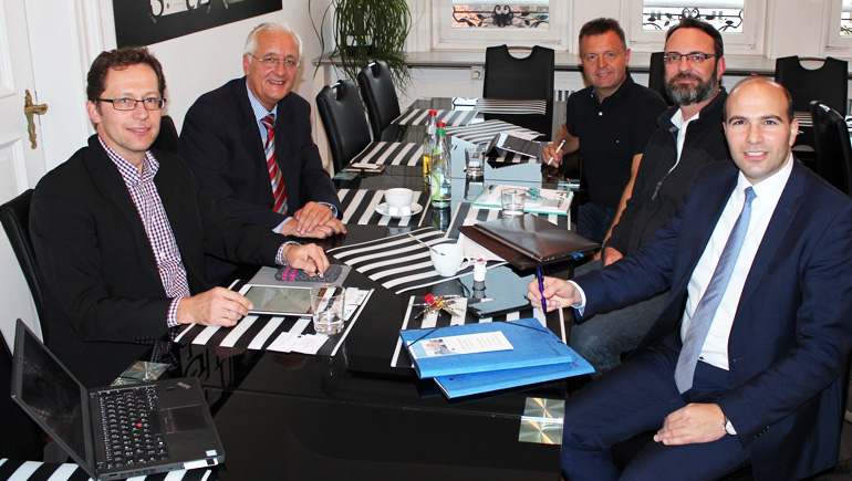 Bundestagsabgeordneter Florian Oßner (CSU), Uwe Krannig und Walter Föckersperger von der Föckersperger GmbH sowie Adolf Remold und Josef Scherl (von rechts) von der Deutschen Telekom wollen den Breitbandausbau in der Region Landshut-Kelheim in Zusammenarbeit mit den Kommunen weiter voranbringen.