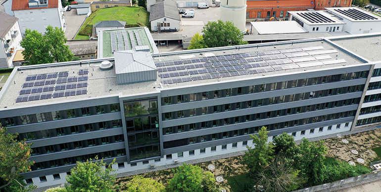 Photovoltaikanlage auf dem Dach des Landratsamtes. Bild: Landratsamt Dillingen a.d.Donau
