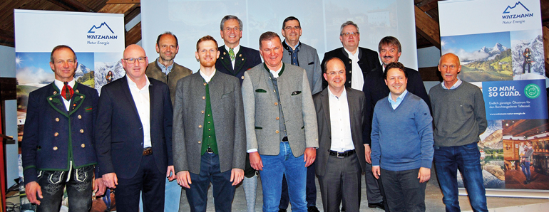 Die beiden Geschäftsführer, Bürgermeister Hannes Rasp (l.) und Anton Poettinger (4.v.l.), mit Bernhard Kern, Landrat des Landkreises Berchtesgadener Land (2.v.l.), sowie den kommunalen Vertretern der neuen Gesellschaft Watzmann Natur Energie. Bild: Lindl