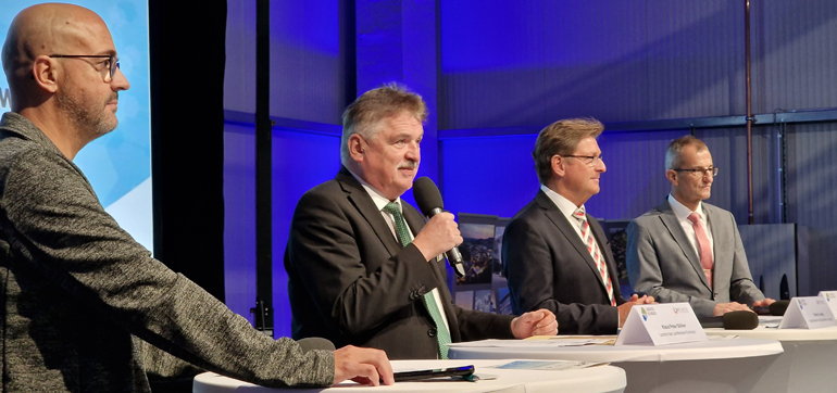 V.l.: Roadshow-Moderator Markus Weber, Radio Plassenburg, Landrat Klaus Peter Söllner, Rainer Ludwig, MdL und Harry Weiß, IHK-Vizepräsident.