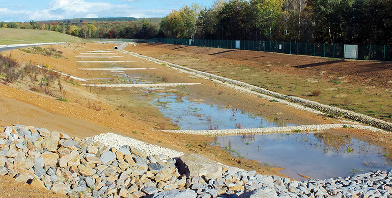 Blick auf das so weit wie möglich naturgerecht gestaltete zweite Hochwasserrückhaltebecken für den neuen Hochwasserschutzablauf der Gemeinde Wackersdorf im rekultivierten Westfeldgelände von Uniper. Bild: Jan Kiver