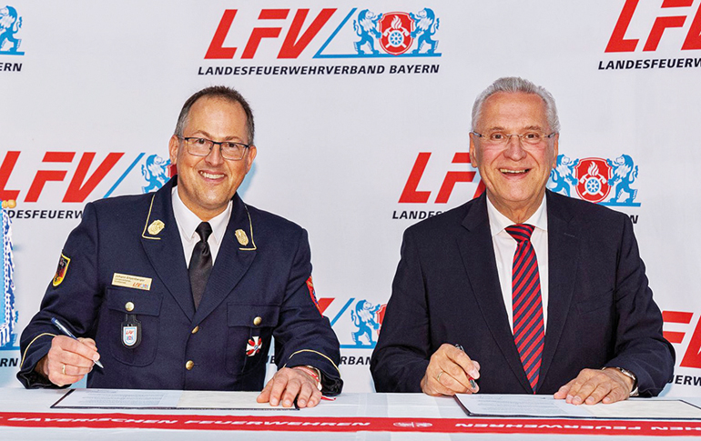 Innenminister Joachim Hermann und LFV-Vorsitzender Johann Eitzenberger unterzeichnen die Kooperationsvereinbarung zum Katastrophenschutz. Bild: LfV Bayern