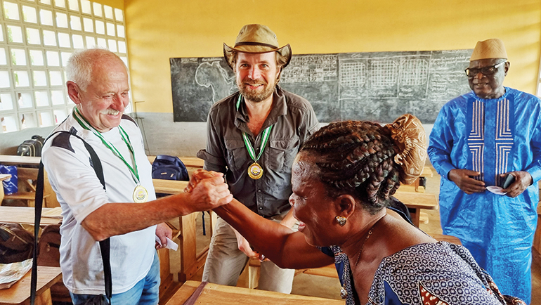 Seit nunmehr 30 Jahren unterstützt der Verein Hilfe für Togo e.V. sehr erfolgreich die Menschen in Westafrika. Vereinsvorsitzender Anton Weber (links) kümmert sich immer wieder persönlich vor Ort um die zahlreichen Projekte.