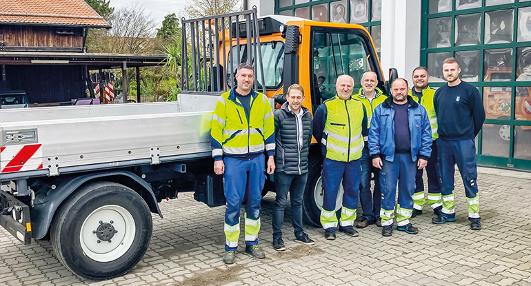 Das Bauhofteam vor dem neuen Lindner Unitrac mit Richard Dannecker, Vertrieb Unimog und Kommunaltechnik bei Henne Nutzfahrzeuge (2. v. l.). Bild: Henne Nutzfahrzeuge