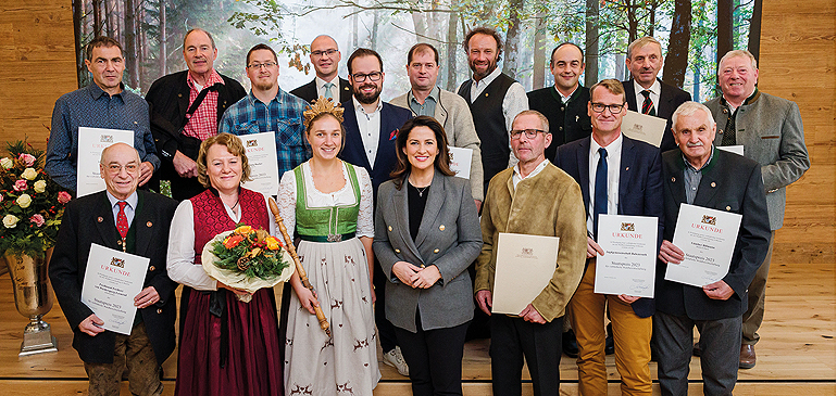 Alle Preisträger mit Waldkönigin Antonia Hegele und Ministerin Michaela Kaniber (m.). Bild: Hauke Seyfarth/StMELF