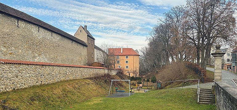 Hier im Sulzbach-Rosenberger Stadtgraben soll die Boulebahn entstehen. Der Landkreis Amberg-Sulzbach unterstützt dieses Projekt mit 2.000 Euro Förderung. Bild: Joachim Gebhardt