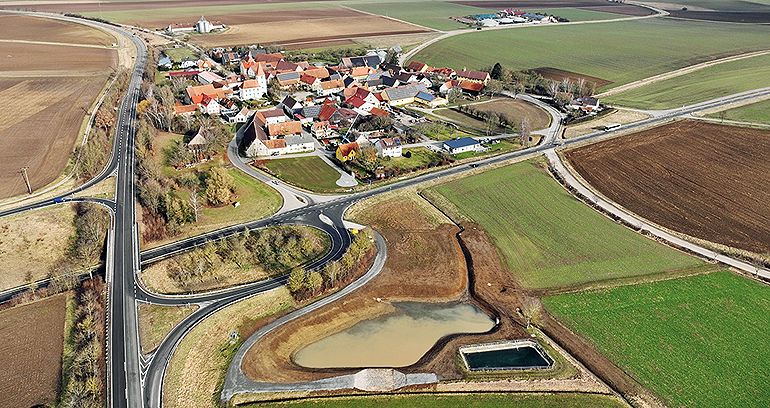Blick auf den Ortsteil Neuherberg (Gemeinde Ergersheim) mit ehemaliger Teichkläranlage, umgestaltet zum Wasserspeicher. Bild: Wasserwirtschaftsamt Ansbach