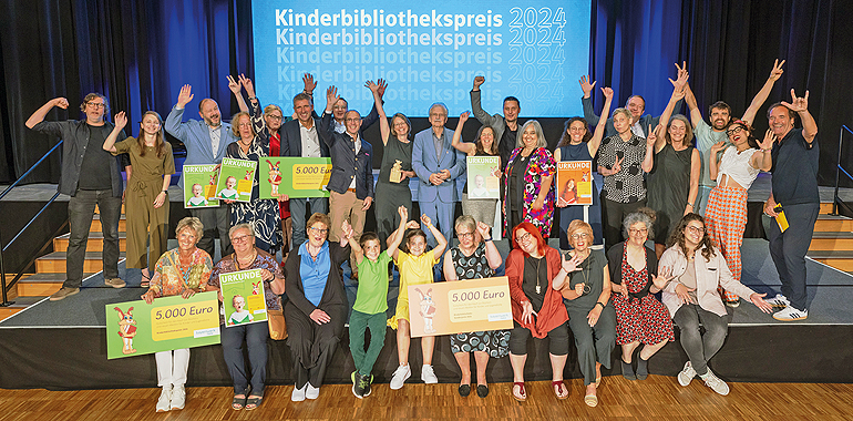 Die Preisträger des „Kinderbibliothekspreises 2024“ sowie des „Korbinian - Paul Maar-Preis für neue Talente“. Bild: Alex Schelbert, wildcard/ Bayernwerk AG