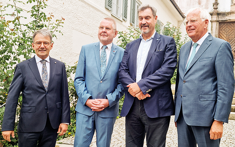 Unser Bild zeigt v.l.: Landrat Thomas Karmasin, Präsident Bayerischer Landkreistag und Vizepräsident Deutscher Landkreistag, Prof. Dr. Hans-Günter Henneke, Hauptgeschäftsführer Deutscher Landkreistag, Ministerpräsident Dr. Markus Söder und Reinhard Sager, Präsident Deutscher Landkreistag. Unser Bericht folgt in GZ 18.