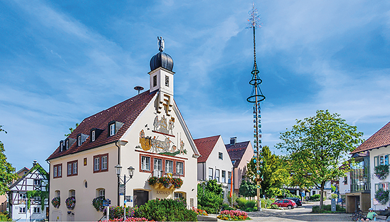 Das Cover des Geschäftsberichts 2023 zeigt das Rathaus der Marktgemeinde Bad Grönenbach, die Mitglied im Bayerischen Versorgungsverband ist. Bild: BVK