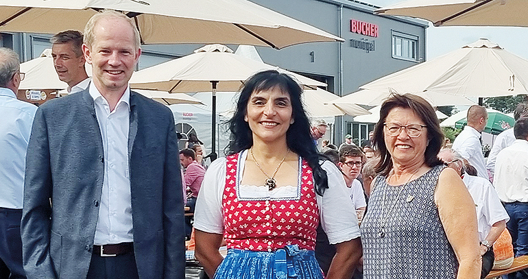 Wernberg-Köblitz, vertreten durch den Ersten Bürgermeister Konrad Kiener und die Zweite Bürgermeisterin Maria Schlögl (r.), feiert die Stärkung des Standorts gemeinsam mit Bucher-Geschäftsführerin Victoria Rasoulkhani vor dem neuen Gebäude. Bild: CH