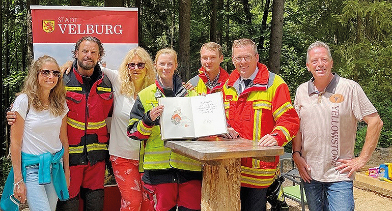 Das ZDF-Team der Serie „Marie fängt Feuer“ mit Bürgermeister Christian Schmid (2.v.l.) trägt sich in das Goldene Buch der Stadt ein. Bild: Stadt Velburg