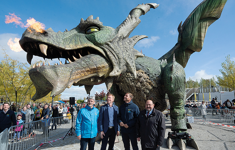 Tradinno, der Further Drache, holt sich die Landesgartenschau 2025 persönlich ab: V.l. Sandro Bauer, Erster Bürgermeister der Stadt Furth im Wald, Stephan Keck, Erster Bürgermeister Gemeinde Kirchheim, Maximilian Böltl, MdL und Altbürgermeister Kirchheim und Gerhard Zäh, Vorsitzender der Bayerischen Landesgartenschau GmbH. Bild: Franz Josef Seidl