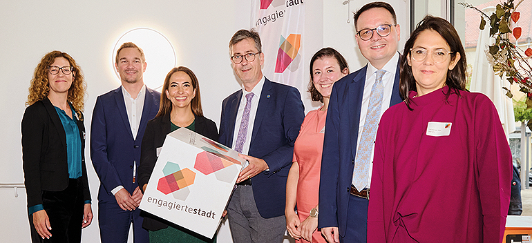 Dr. Lilian Schwalb (BBE), Michael Holzwarth (ASB Regionalverband Würzburg-Schweinfurt e.V.), Dr. Hülya Düber (Sozialreferentin Stadt Würzburg), Oberbürgermeister Christian Schuchardt, Kristin Funk (Aktivbüro), Sebastian Kießig (Programmbüro BBE), Daniela van Wyk (BMFSFJ). Bild: Benjamin Brückner