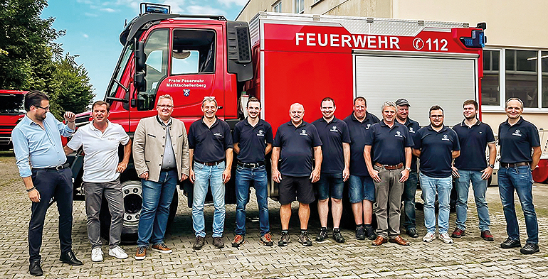 Der neue im Team: Die Freiwillige Feuerwehr Marktschellenberg vor ihrem Unimog U 327. Bild: Henne