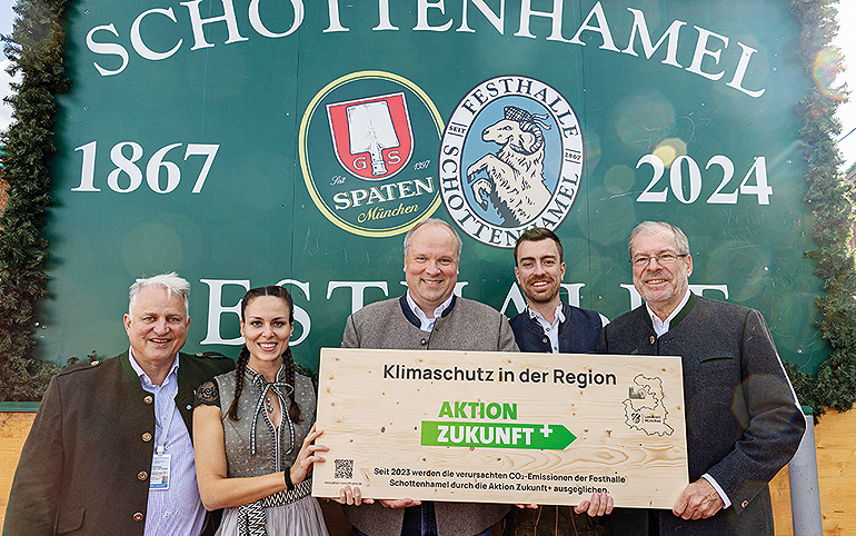 V.l.: Christian Schottenhamel, Karina Schäfer (Energieagentur Ebersberg München), Landrat Christoph Göbel, Konstantin Schottenhammel und Michael F. Schottenhamel bei der Übergabe des Holzschildes. Bild: Landratsamt München