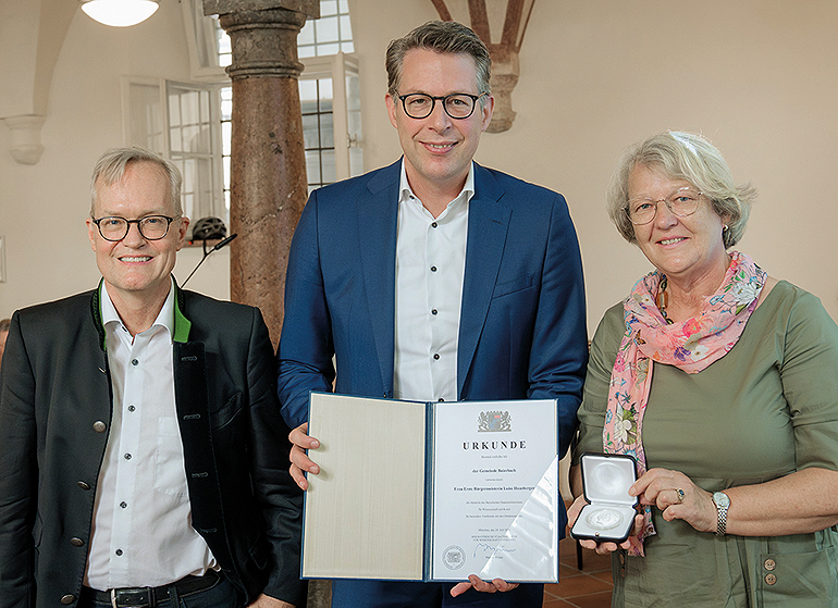 Preisträgerin Luise Hausberger, Erste Bürgermeisterin der Gemeinde Baierbach, gemeinsam mit Generalkonservator  Mathias Pfeil (l.) sowie Wissenschafts- und Kunstminister Markus Blume. Bild: Axel König/StMWK