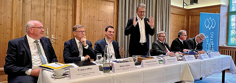 V.l.: LR Franz Löffler, Lkr. Cham, Vorsitzender des Ausschusses für Wirtschaft und Verkehr, LR Stefan Rößle, Lkr. Donau-Ries, Vorsitzender des Ausschusses für Finanzen und Sparkassen, LR Sebastian Gruber, Lkr. Freyung-Grafenau, Erster Vizepräsident des Bayerischer Landkreistag, LR Thomas Karmasin, Lkr. Fürstenfeldbruck, Präsident des Bayerischer Landkreistag, Josef Zellmeier, MdL, Vorsitzender des Ausschusses für Staatshaushalt und Finanzfragen im Bayerischen Landtag, Florian Streibl, MdL, Vorsitzender der FREIE WÄHLER-Landtagsfraktion, Staatssekretär a.D. Roland Weigert, MdL. Bild: Bayerischer Landkreistag