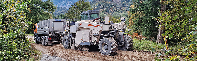 Ob innerorts, bei Forst- und Güterwegen oder auch bei Bergstraßen: Das Panmax-Verfahren wird in zahlreichen Gemeinden in Bayern und Österreich eingesetzt (Kiefersfelden, Blick Richtung  Wilder Kaiser). Bild: www.edinger.cc