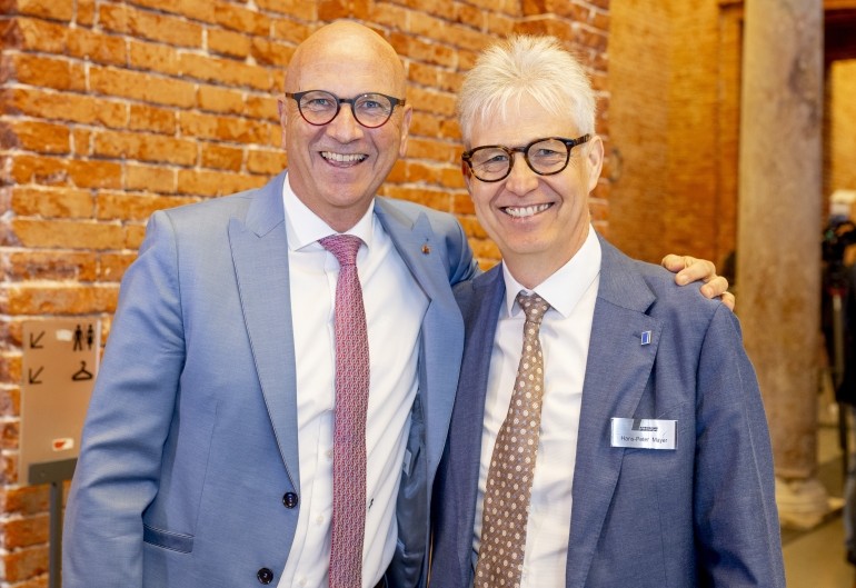 V.l.: Präsident des Bayerischen Gemeindetags sowie dstgb-Präsident, Dr. Uwe Brandl, mit Hans-Peter Mayer, Geschäftsführendes Präsidialmitglied des Bayerischen Gemeidnetags. Bild: Bayerischer Gemeindetag 