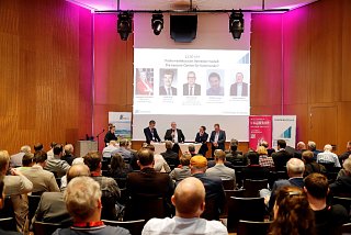 Foto von Podiumadiskussion auf dem BreitbandForum 2025