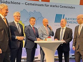 „Südschiene – gemeinsam für starke Gemeinden“: V.l.: Peter Ottman, CEO der NürnbergMesse, Steffen Jäger, Präsident und Hauptgeschäftsführer, Gemeindetag Baden-Württemberg, Nürnbergs OB Marcus König, Gemeindetags-Präsident Dr. Uwe Brandl, Wirtschaftsminister Hubert Aiwanger und Georg Große Verspohl, Stellvertreter des Geschäftsführenden Präsidialmitglieds, Bayerischer Gemeindetag. Bild: GZ