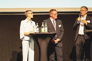 Moderatoren auf Bühne