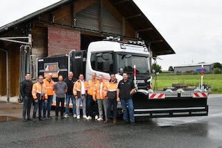 Gruppenfoto vor Fahrzeug