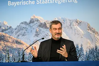 Foto von einer Person am Redepult