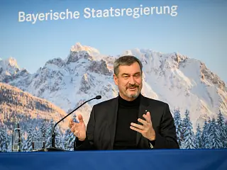 Foto von einer Person am Redepult