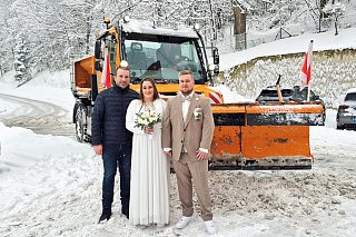 Gruppenfoto vor Schneepflug
