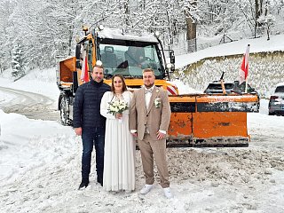 Gruppenfoto vor Schneepflug