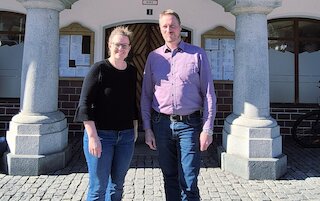 Foto mit Interviewpartner vor dem Rathaus