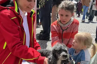 Bild von drei Personen und einem Hund