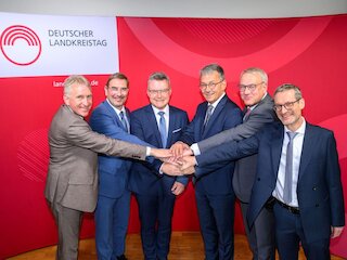 Unser Bild zeigt das aktuelle Präsidium des Deutschen Landkreistags. V.l. die Landräte Patrik Lauer, Sven Ambrosy, Dr. Achim Brötel (Präsident), Thomas Karmasin und Götz Ulrich mit Hauptgeschäftsführer Dr. Kay Ruge. Bild: Deutscher Landkreistag