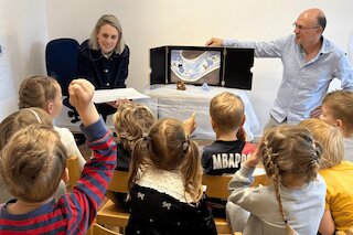 Foto einer Kindergartengrppe beim Vortrag