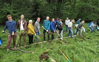Spatenstich zum Ausheben der Versickerungsmulde im Brucker Moos bei Aßling. Bild: DAV / Jochen Cantner