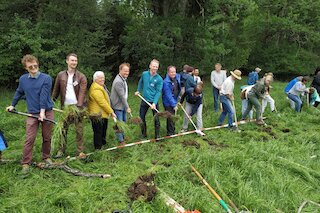 Spatenstich zum Ausheben der Versickerungsmulde im Brucker Moos bei Aßling. Bild: DAV / Jochen Cantner