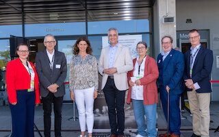 V.l.: Anne Vanek (GF Palliamo), Prof. Dr. Christoph Ostgathe (Sprecher DGP), Tanja Schweiger (Landrätin von Regensburg), Dr. Thomas Burger (OB von Regensburg), Katja Goudinoudis (Sprecherin DGP), Willy Knödlseder (Vorstandsvorsitzender BHPV), Timo Grantz (GF BHPV). Bild: Sebastian Bauer