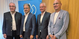 V.l.: Franz Löffler, Präsident des Bayerischen Bezirketags, Thomas Karmasin, Präsident des Bayerischen Landkreistags, Markus Pannermayr, Vorsitzender des Bayerischen Städtetags und Dr. Uwe Brandl, Präsident des Bayerischen Gemeindetags. Bild: Bayerischer Gemeindetag