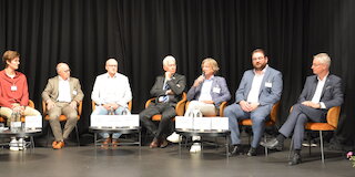 V.l. Moderatorin Constanze von Hassel, Bayerische GemeindeZeitung, Studenten-Vertreter Vitus Heigenhauser, Andreas Löffert Geschäftsführer Zweckverband Hafen Straubing-Sand und Biocampus GmbH, Dr. Norbert Fröhlich, Geschäftsführer des TUM-Campus, Dr. Bernhard Widmann, Leiter des Technologie- und Förderzentrums (TFZ), Edmund Langer, Geschäftsführer c.a.r.m.e.n. e.V., Landrat Tobias Beck, Landkreis Straubing-Bogen und Oberbürgermeister Markus Pannermayr, Stadt Straubing. Bild: c.a.r.m.e.n. e.V.