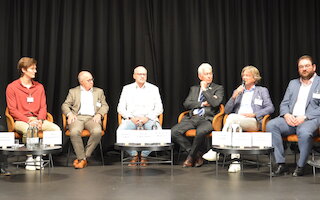 V.l. Moderatorin Constanze von Hassel, Bayerische GemeindeZeitung, Studenten-Vertreter Vitus Heigenhauser, Andreas Löffert Geschäftsführer Zweckverband Hafen Straubing-Sand und Biocampus GmbH, Dr. Norbert Fröhlich, Geschäftsführer des TUM-Campus, Dr. Bernhard Widmann, Leiter des Technologie- und Förderzentrums (TFZ), Edmund Langer, Geschäftsführer c.a.r.m.e.n. e.V., Landrat Tobias Beck, Landkreis Straubing-Bogen und Oberbürgermeister Markus Pannermayr, Stadt Straubing. Bild: c.a.r.m.e.n. e.V.
