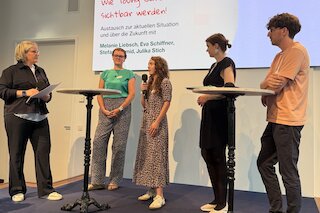 Beim Aktionstag kamen junge Menschen zu Wort, die im Alltag für ihre kranken Angehörigen Verantwortung tragen: Eva, Julika, Melanie und Stefan wissen, wie sich ein Leben im Stand-by-Modus anfühlt. Bild: An Deiner Seite-Stiftung