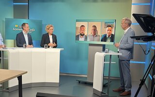 V.l. Bernd Göttlicher (Leiter Kommunalmanagement Franken), Dr. André Zorger (Leiter Kommunalmanagement Ostbayern) und Silke Mall (Leiterin Kommunalmanagement Oberbayern) sowie online zugeschaltet Christian Brunner, 1. Bürgermeister Gemeinde Bindlach, Jonas Höcker, 1. Bürgermeister Stadt Grafenau und Thomas Albrecht, 1. Bürgermeister Gemeinde Krün gemeinsam mit Moderator Tilmann Schöberl. Bild: Sandra Heidrich