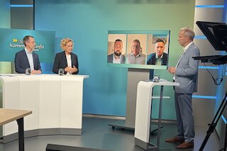 V.l. Bernd Göttlicher (Leiter Kommunalmanagement Franken), Dr. André Zorger (Leiter Kommunalmanagement Ostbayern) und Silke Mall (Leiterin Kommunalmanagement Oberbayern) sowie online zugeschaltet Christian Brunner, 1. Bürgermeister Gemeinde Bindlach, Jonas Höcker, 1. Bürgermeister Stadt Grafenau und Thomas Albrecht, 1. Bürgermeister Gemeinde Krün gemeinsam mit Moderator Tilmann Schöberl. Bild: Sandra Heidrich