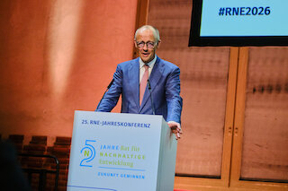 Bundeskanzler am Redepult